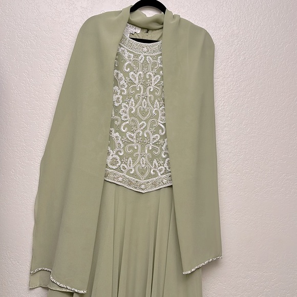 J Kara Women’s Beaded Bodice Sleeveless Chiffon Gown w/ Long Shawl/Scarf Size 10 - Picture 8 of 10